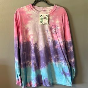 Women’s long sleeve tee.